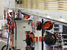 Energie-,Druckluft und Kühlmittelzuführung zu Fliessmontageplätze im Maschinenbau